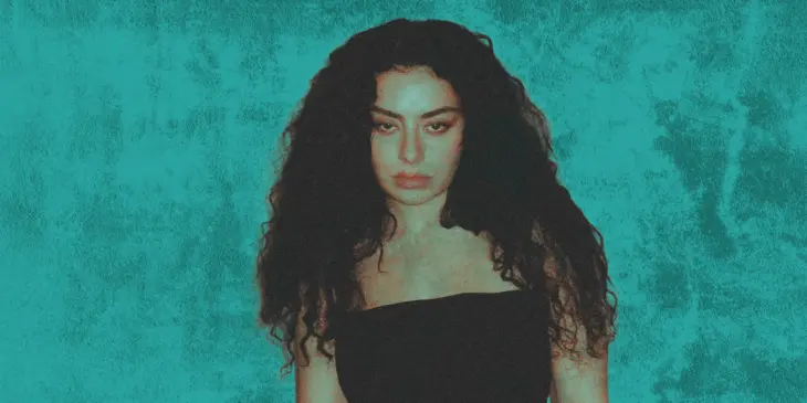 A cantora Charli XCX