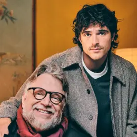 O diretor Guillermo del Toro e o ator Jacob Elordi