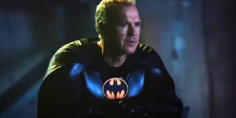 Michael Keaton com traje de Batman em The Flash