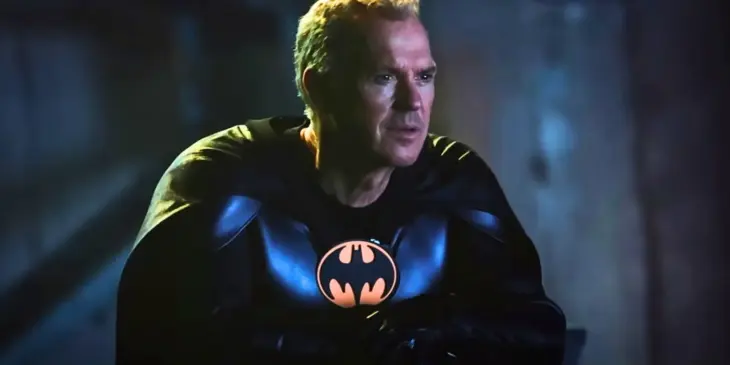 Michael Keaton com traje de Batman em The Flash