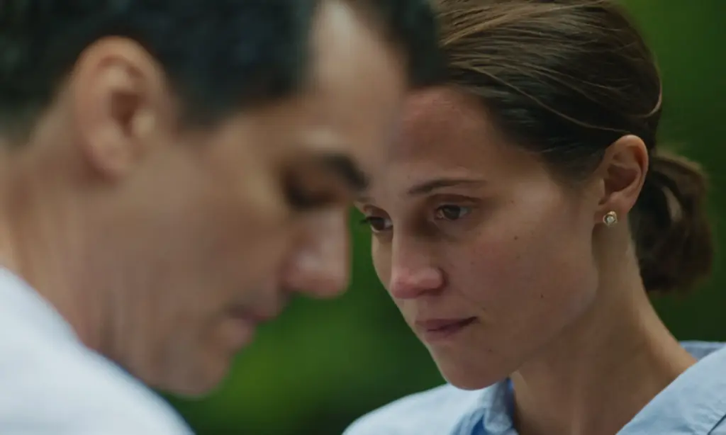 Wagner Moura e Alicia Vikander em The Last Day