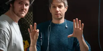 O diretor Sean Baker no set de um de seus filmes