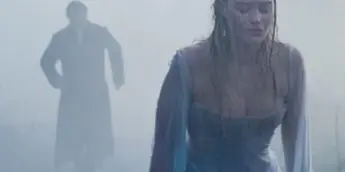 Jacob Elordi e Margot Robbie em O Morro dos Ventos Uivantes