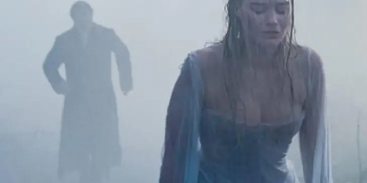 Jacob Elordi e Margot Robbie em O Morro dos Ventos Uivantes