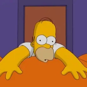 Homer sendo atropelado em abertura de Os Simpsons