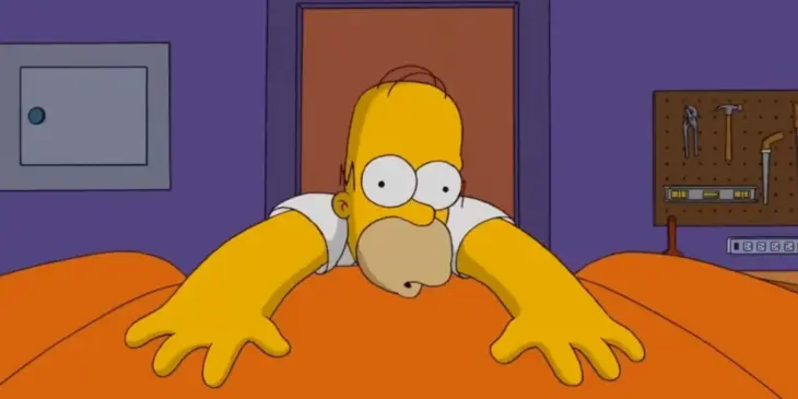 Homer sendo atropelado em abertura de Os Simpsons