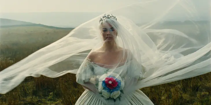 Margot Robbie em O Morro dos Ventos Uivantes