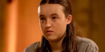Bella Ramsey caracterizada como Ellie em The Last of Us