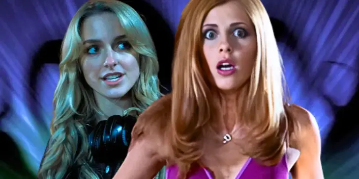 Sarah Michelle Gellar e McKenna Grace, atrizes de Daphne em Scooby-Doo