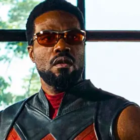 Simon Williams trajado como Magnum em série do Disney+