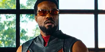 Simon Williams trajado como Magnum em série do Disney+