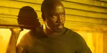Mike Colter caracterizado como Luke Cage