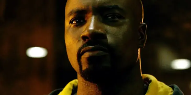 Mike Colter interpretando Luke Cage