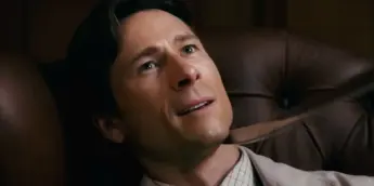 Glen Powell em Manual Prático da Vingança Lucrativa