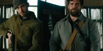 Hero Fiennes Tiffin e Henry Cavill em Guerra Sem Regras