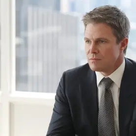 Stephen Amell em Suits LA