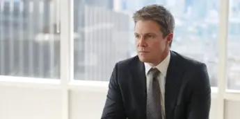 Stephen Amell em Suits LA