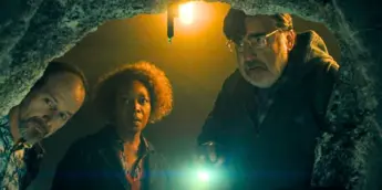Alfred Molina em The Boroughs, da Netflix
