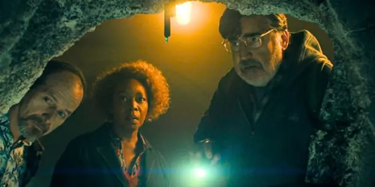 Alfred Molina em The Boroughs, da Netflix