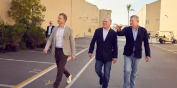 Ted Sarandos e David Zaslav nos bastidores da Warner Bros.