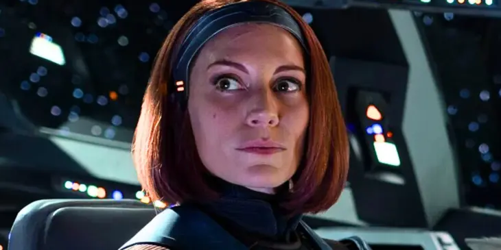 Katee Sackhoff atuando como Bo-Katan na saga Star Wars