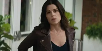 Neve Campbell como Sidney Prescott, a protagonista da franquia Pânico