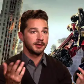 Shia LaBeouf enquanto promovia um dos filmes de Transformers