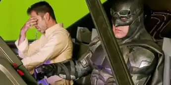 O diretor Zack Snyder e Ben Affleck como Batman em bastidores