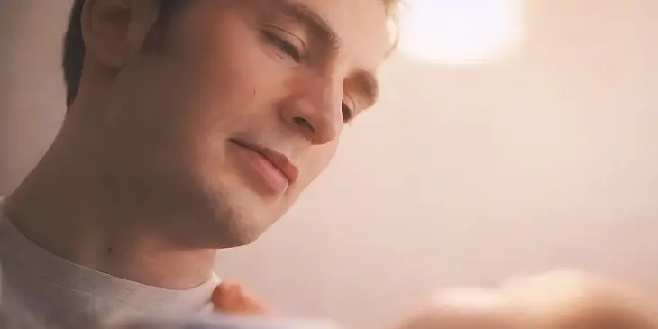 Chris Evans como Steve Rogers em Vingadores: Doutor Destino