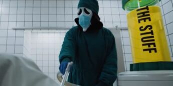Ghostface injetando a Substância em Todo Mundo em Pânico 6
