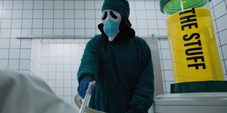 Ghostface injetando a Substância em Todo Mundo em Pânico 6