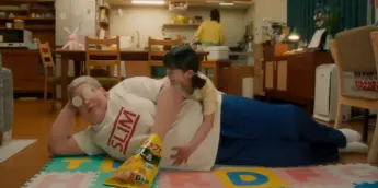 Taro e Hana Sakamoto em cena do filme live-action de Sakamoto Days