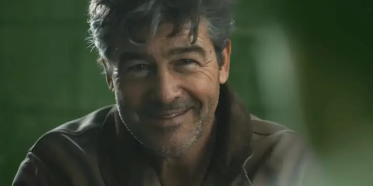 Kyle Chandler como Hal Jordan em Lanternas