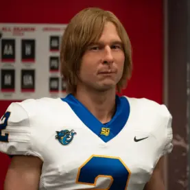 Glen Powell em Chad Powers: O Quarterback