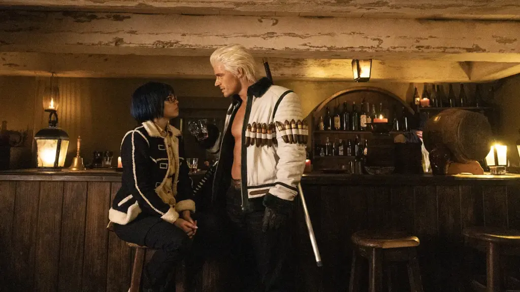 Callum Kerr como Smoker e Julia Rehwald como Tashigi em One Piece: A Série