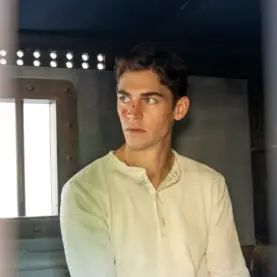 Hero Fiennes Tiffin em Jovem Sherlock