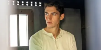 Hero Fiennes Tiffin em Jovem Sherlock