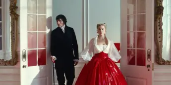 Jacob Elordi e Margot Robbie em O Morro dos Ventos Uivantes