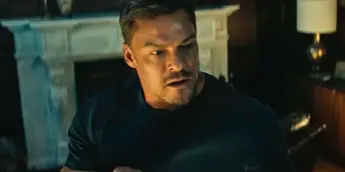 Alan Ritchson em investigação da série Reacher