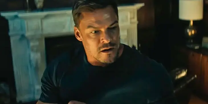 Alan Ritchson em investigação da série Reacher