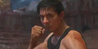 Lewis Tan como Cole Young em Mortal Kombat