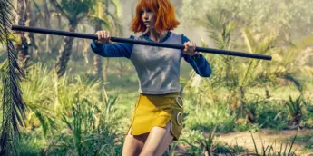 Emily Rudd como Nami em cena da 2ª temporada de One Piece: A Série