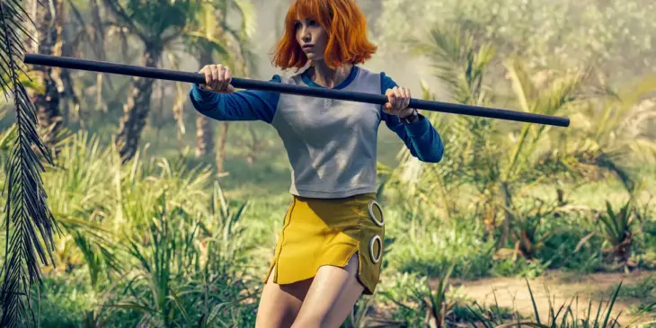 Emily Rudd como Nami em cena da 2ª temporada de One Piece: A Série