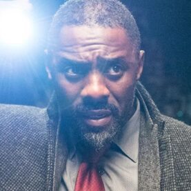 Idris Elba caracterizado como o policial John Luther