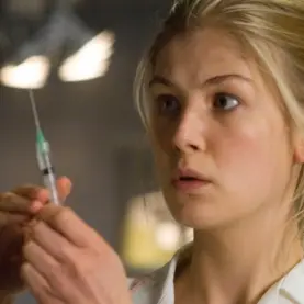 Rosamund Pike em Doom: A Porta do Inferno