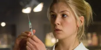 Rosamund Pike em Doom: A Porta do Inferno