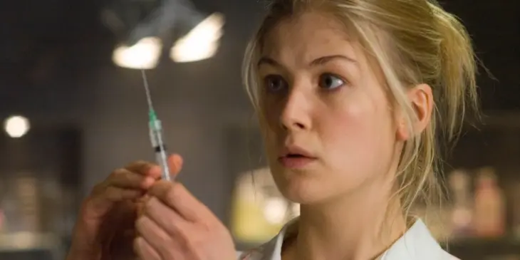 Rosamund Pike em Doom: A Porta do Inferno