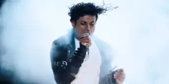 Jaafar Jackson performando na cinebiogragia Michael