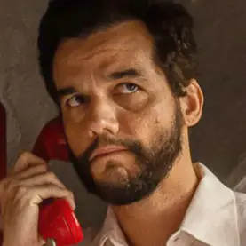 Wagner Moura interpretando Marcelo em O Agente Secreto