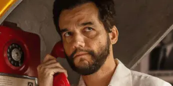 Wagner Moura interpretando Marcelo em O Agente Secreto